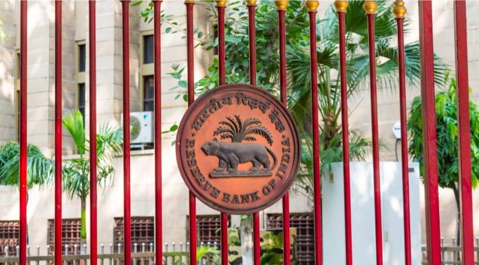 Marca do Banco Central da Índia em portão.
