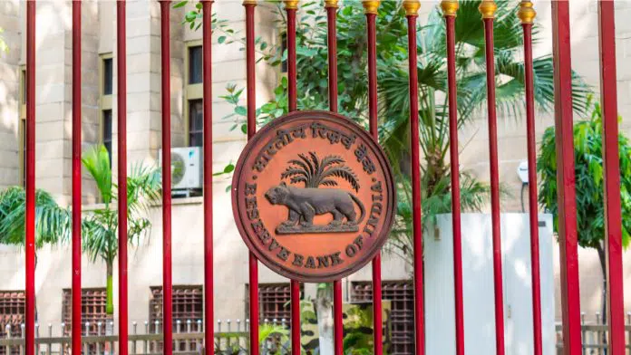 Marca do Banco Central da Índia em portão.