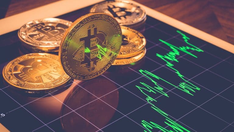 Moeda de Bitcoin com gráfico subindo