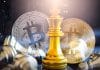 Moedas de Bitcoin e rei do xadrez