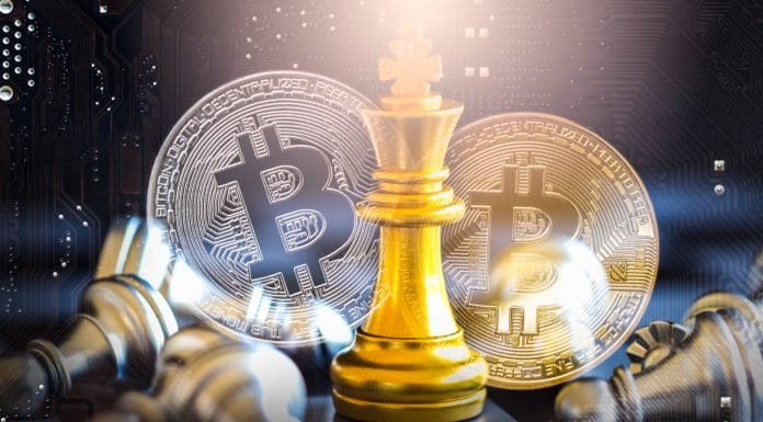 Moedas de Bitcoin e rei do xadrez