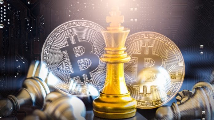 Moedas de Bitcoin e rei do xadrez