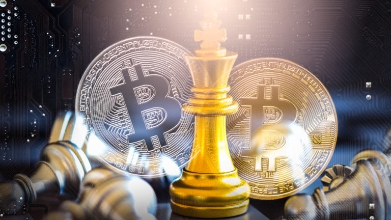 Moedas de Bitcoin e rei do xadrez