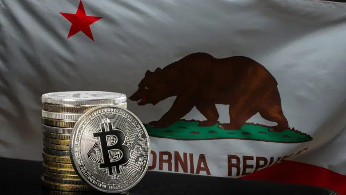 Bandeira da Califórnia e pilha de moedas de Bitcoin.