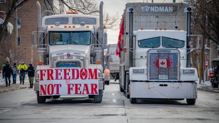 Caminhoneiros protestando no Canadá.