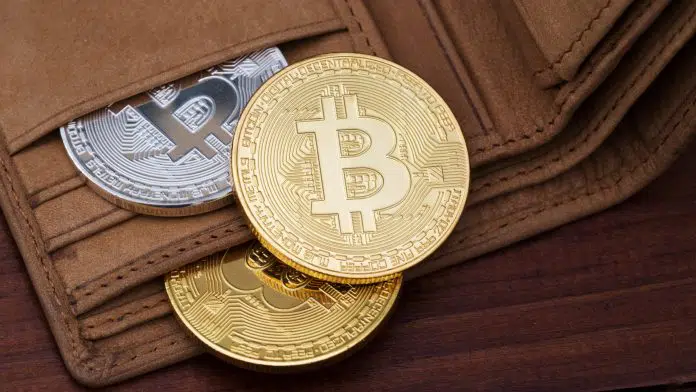 Moedas de bitcoin saindo de uma carteira.