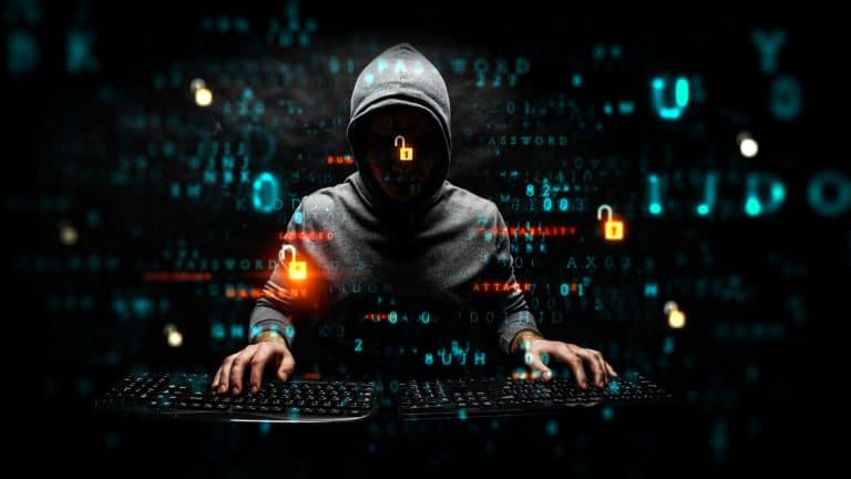 Hacker usando dois teclados.
