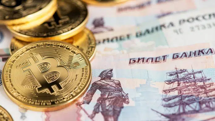 Moedas de Bitcoin e notas de rublos.