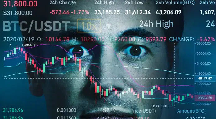 Trader olhando preço do Bitcoin cair.