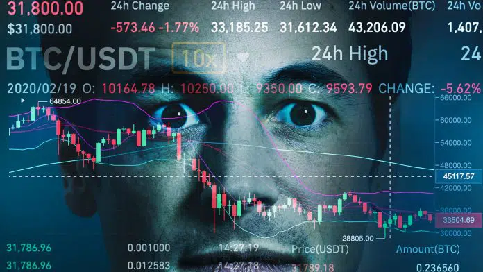 Trader olhando preço do Bitcoin cair.