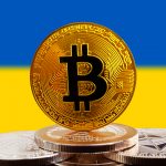Bitcoin e outras criptomoedas na frente da bandeira da Ucrânia.