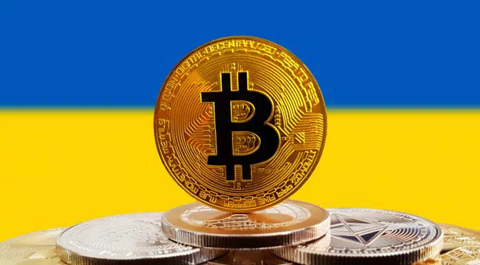 Bitcoin e outras criptomoedas na frente da bandeira da Ucrânia.