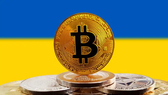 Bitcoin e outras criptomoedas na frente da bandeira da Ucrânia.
