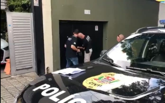 Agentes da Polícia Civil de São Paulo cumprindo mandados contra Agro SA