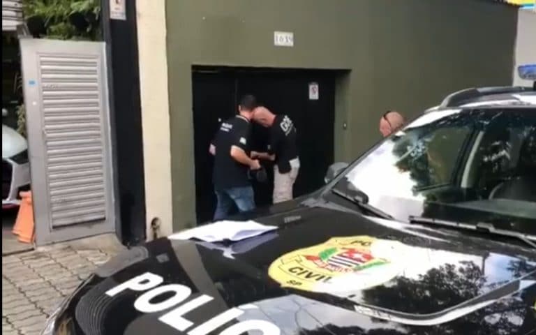 Agentes da Polícia Civil de São Paulo cumprindo mandados contra Agro SA