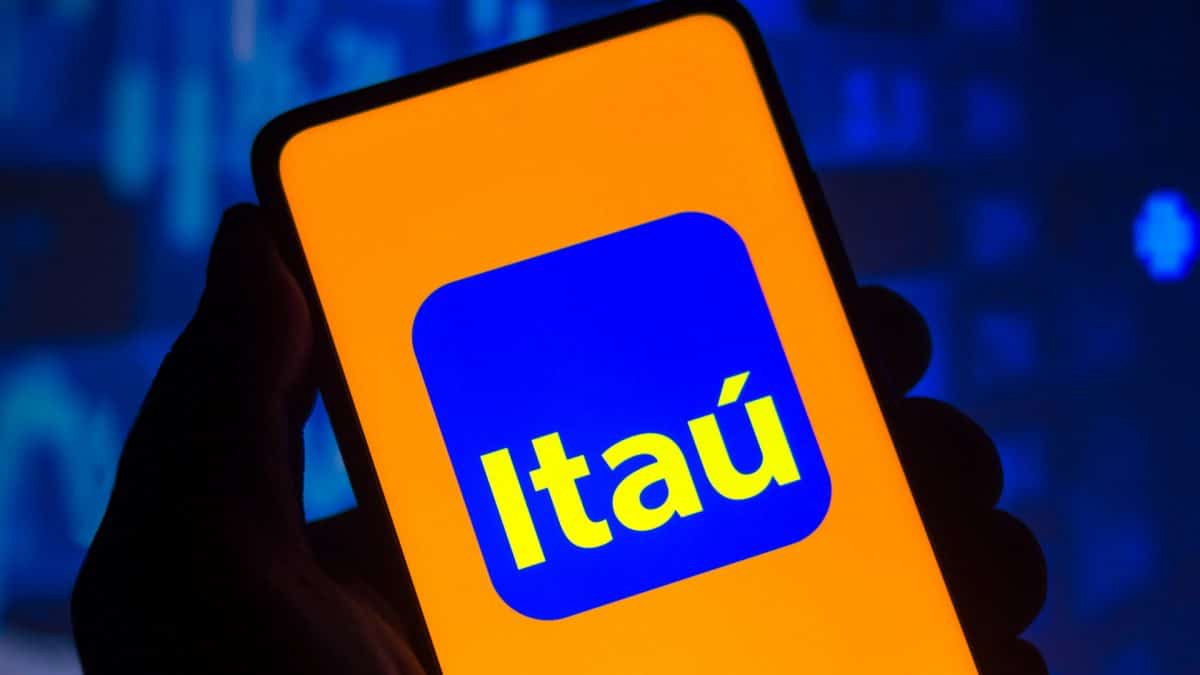 Aplicativo do Itaú em mão