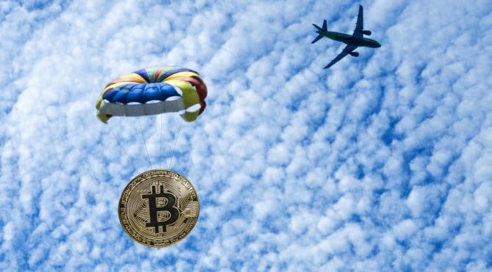 Avião deixando cair Bitcoin com paraquedas, conceito de airdrop