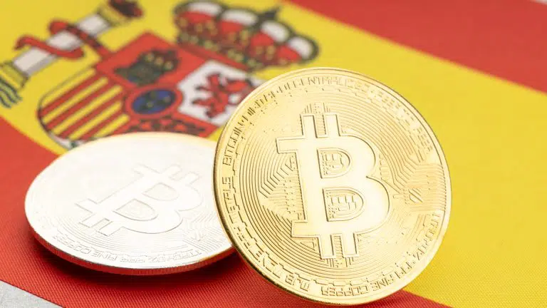 Bandeira da Espanha ao fundo e Bitcoin