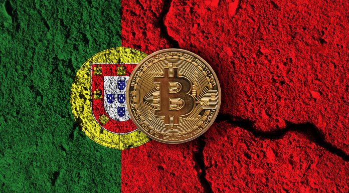 Bandeira de Portugal rachada com Bitcoin na frente