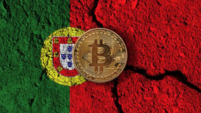 Bandeira de Portugal rachada com Bitcoin na frente