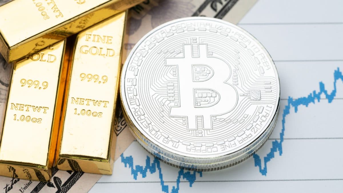 Barra de ouro e Bitcoin no gráfico de alta com crise financeira e reserva de valor