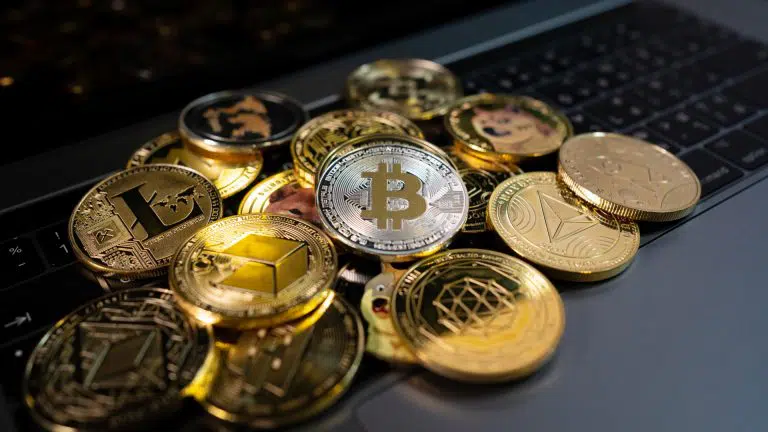 Bitcoin cercado de criptomoedas alternativas