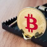 Bitcoin dentro de armadilha, mostrando riscos de investimentos