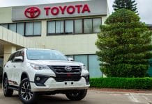 Fábrica e produção da Toyota com veículo Fortuner TRD na porta