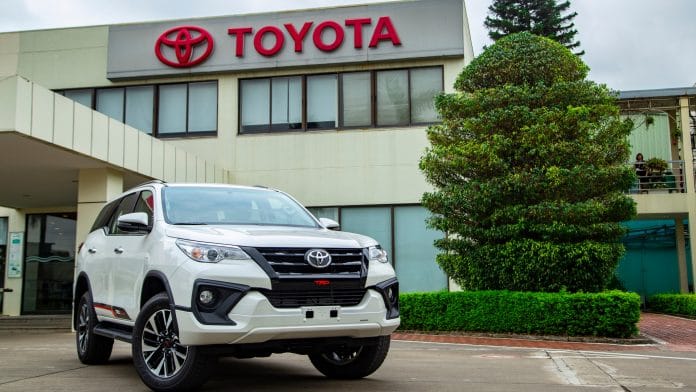 Fábrica e produção da Toyota com veículo Fortuner TRD na porta