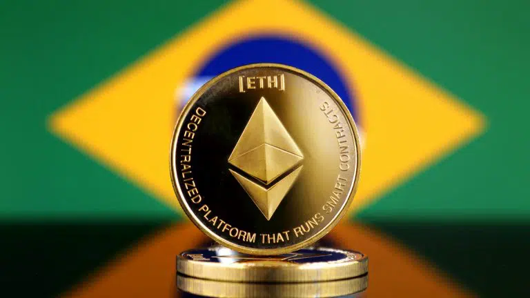 Criptomoeda Ethereum em frente a bandeira do Brasil