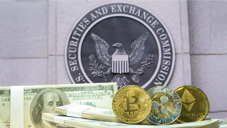 Criptomoedas Bitcoin, Ethereum e Ripple ao lado de Dólar com SEC ao fundo CVM dos EUA
