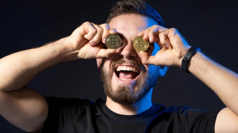 Homem com Bitcoin nos olhos