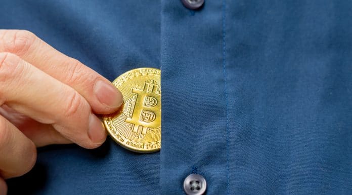 Homem esconde um Bitcoin em sua camisa