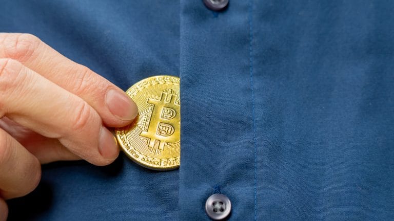 Homem esconde um Bitcoin em sua camisa