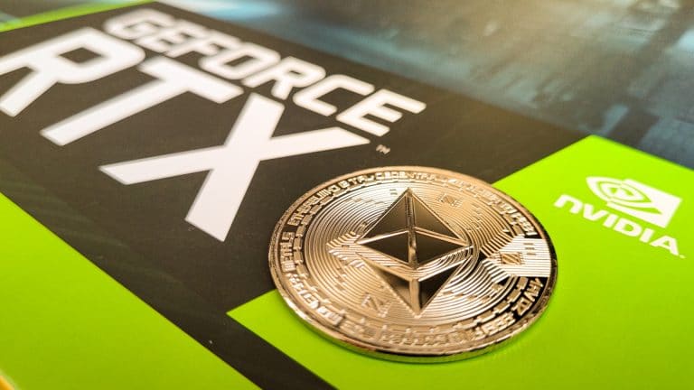 Moeda dourada em uma GPU Nvidia de mineração Ethereum