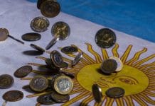 Moedas caindo na bandeira da Argentina