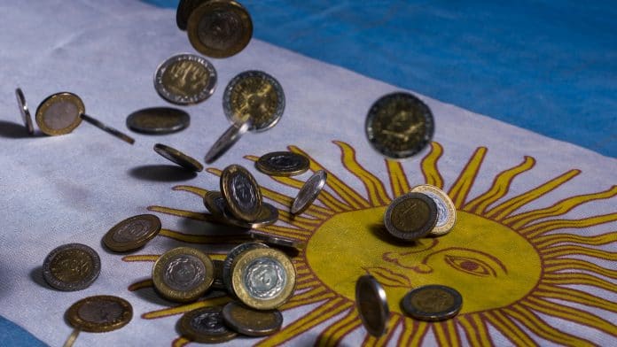 Moedas caindo na bandeira da Argentina