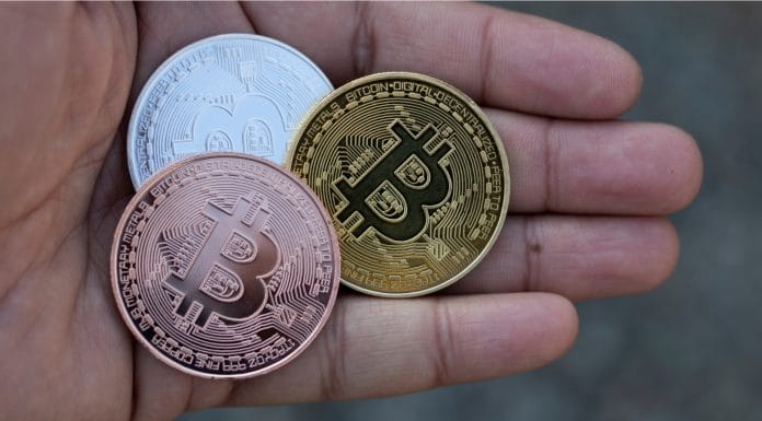 Moedas de ouro, prata e cobre de bitcoin em conceito de cópia