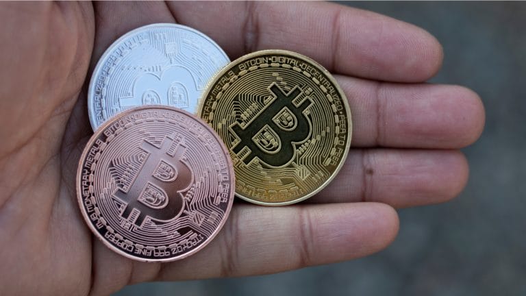 Moedas de ouro, prata e cobre de bitcoin em conceito de cópia
