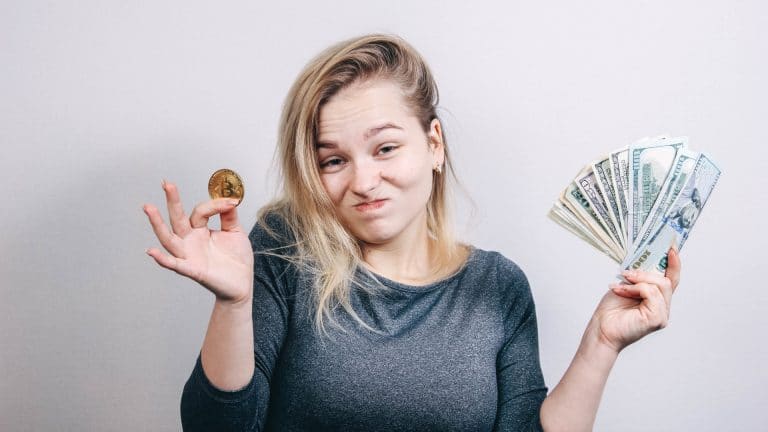 Mulher olhando com ceticismo para bitcoin