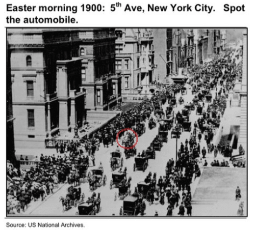 Trânsito repleto de charretes e com apenas um automóvel no início de 1900s em Nova Iorque.