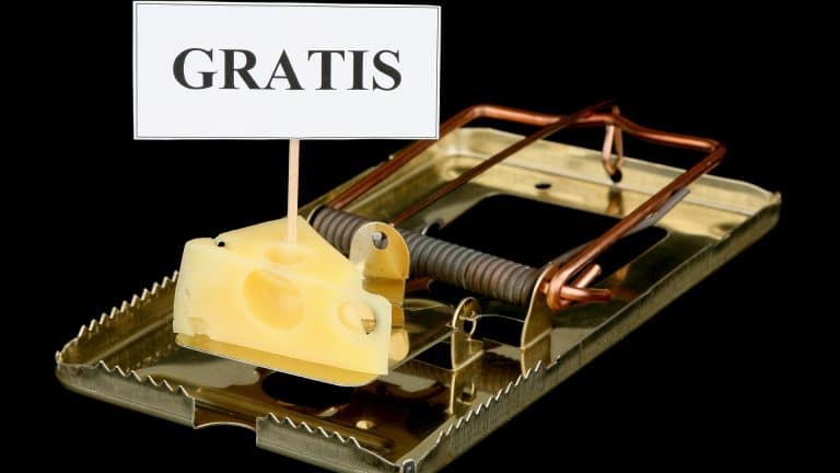 Não existe almoço grátis, Queijo em uma ratoeira em conceito de golpe e criptomoedas