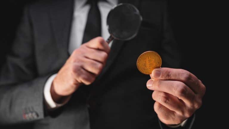 Oficial inspecionando a troca de Bitcoin