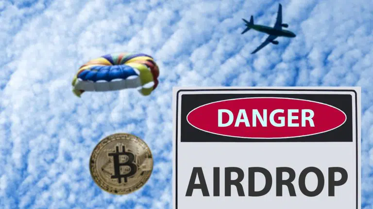 Placa de perigo ao lado de airdrop de Bitcoin e criptomoedas