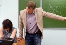Professor expulsando aluna de sala de aula