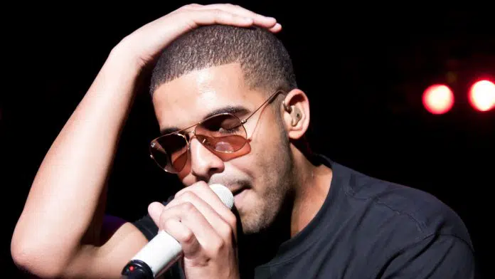 Rapper Drake com mão na cabeça