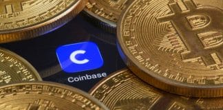 Símbolo com presença da Coinbase em meio a moedas de Bitcoin