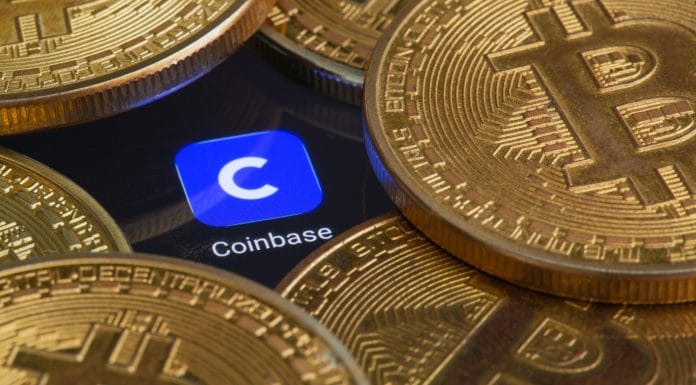 Símbolo com presença da Coinbase em meio a moedas de Bitcoin