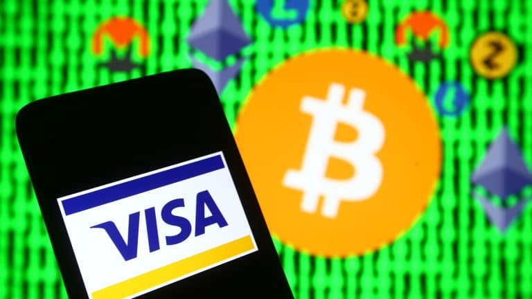 Símbolo da Visa próximo de criptomoedas ao fundo
