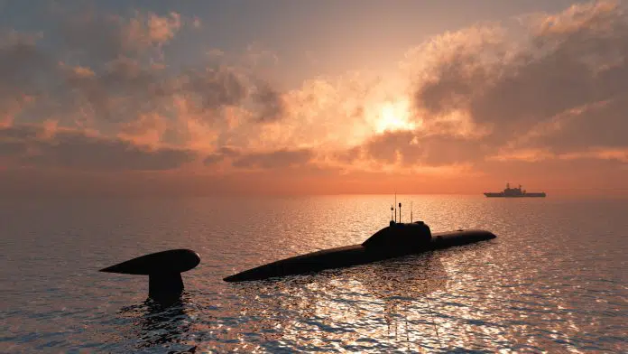 Submarino próximo de navio militar no mar
